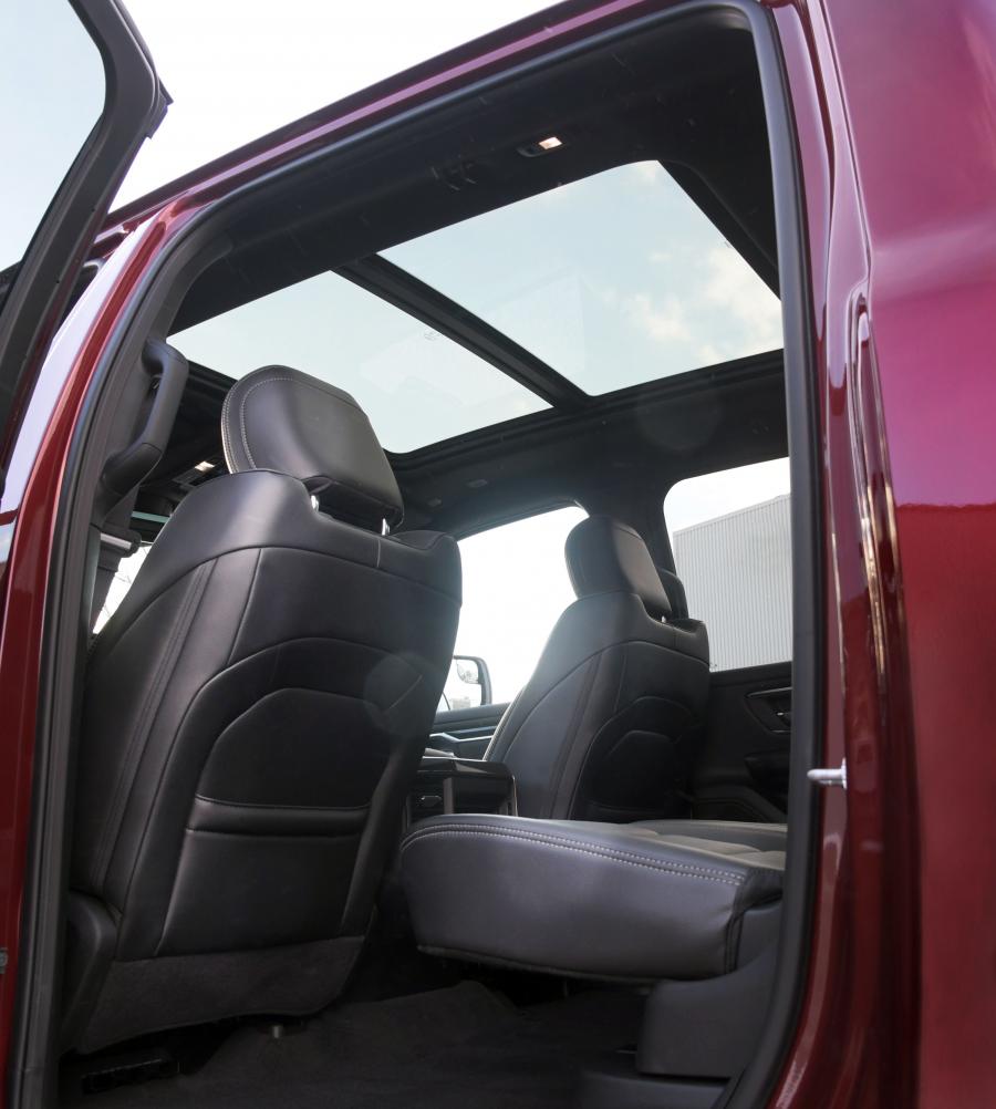 Интерьер Ram 1500 Sport Crew Cab (DT) 2018 года  (CA) (фото 16 из 40)